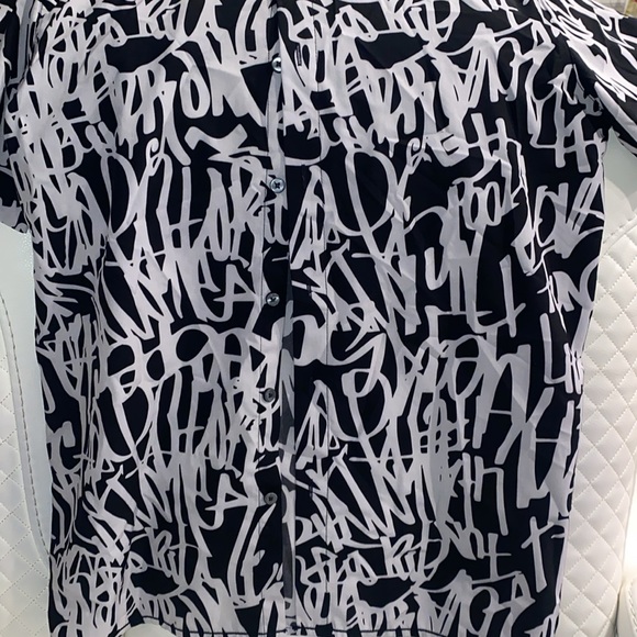 Black and white graffiti style collared button down shirt size small - Picture 3 of 4